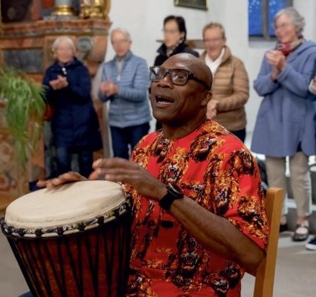 Trommelkreis mit Bede Nwadinobi